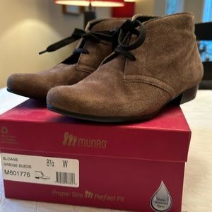 Munro griege suede booties